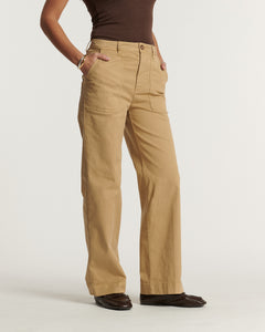 Pantalon droit marron en coton stretch, coupe utility confortable et adaptable, parfait pour un style décontracté et féminin en coton idéal pour l'été.