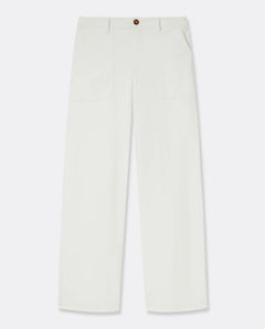 Pantalon blanc en coton avec coupe droite et large, tissu stretch, adaptabilité idéale pour toutes morphologies, style utility avec poches plaquées.