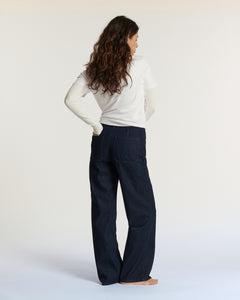 Jean droit en denim brut foncé, matière 100 % coton, coupe ample et fluide qui s’adapte à toutes les morphologies féminines.