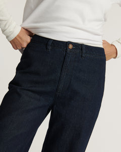 Jean en denim brut 100 % coton, coupe droite et taille mi-haute, offrant une silhouette élégante et confortable adaptée à toutes les morphologies.