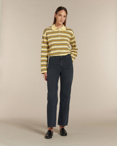 Jean droit en denim bleu foncé 100 % coton avec taille haute, coupe ajustée et matière légèrement rigide adaptée à toutes les morphologies féminines.