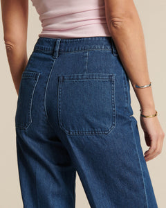 Jean en denim bleu moyen, matière 100 % coton, coupe droite avec poches arrière carrées, conçu pour s'adapter à toutes les morphologies féminines.