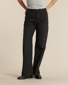 Jean pour femme en denim 100% coton de couleur gris très foncé, coupe droite légèrement large offrant un ajustement confortable et élégant.