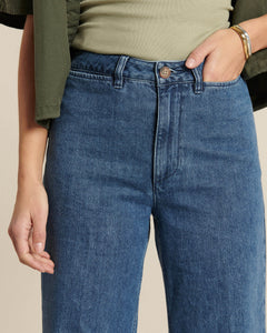 Jean en denim 100 % coton de couleur bleu moyen, coupe droite et ajustée, conçu pour s'adapter à toutes les morphologies féminines.