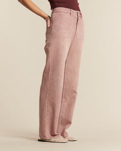 Jean large en denim rose poudré, coupe droite et fluide, matière 100 % coton offrant un tombé confortable et adapté à toutes les morphologies.