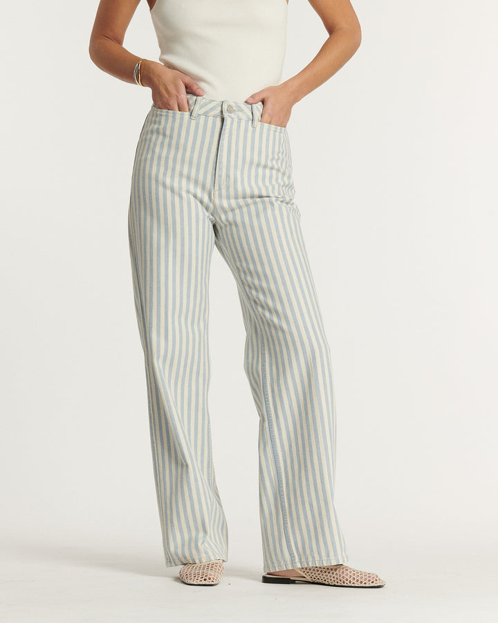 Jean droit pour femme en coton à rayures bleu clair et blanc, coupe taille haute offrant un ajustement flatteur adapté à plusieurs morphologies, idéal pour l'été.