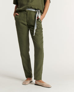 Pantalon kaki en tencel fluide au toucher doux, coupe droite ajustée qui s’adapte parfaitement à la morphologie féminine pour un style épuré et confortable.