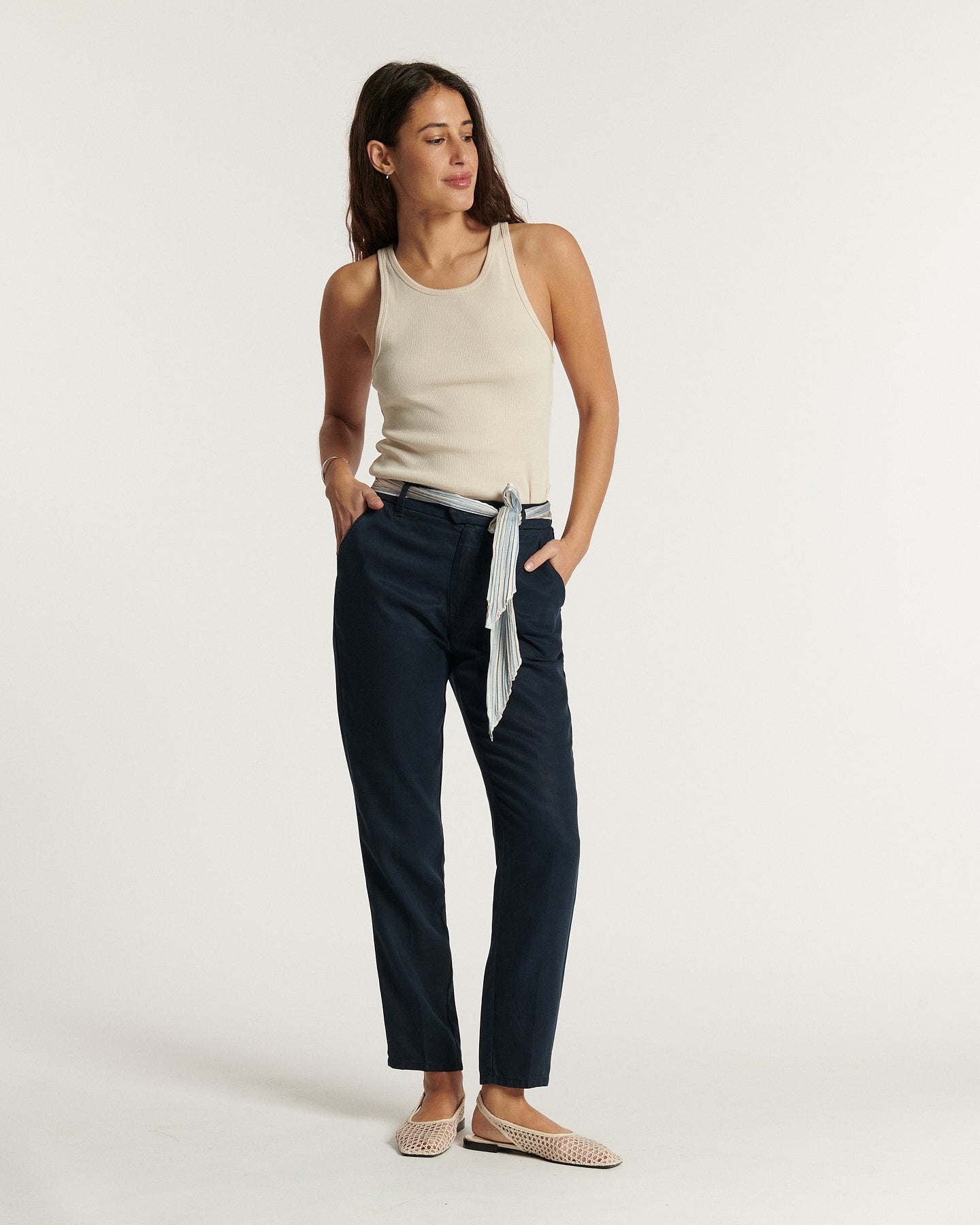 Jean marine en tissu Tencel fluide, coupe droite ajustée, conçu pour s'adapter naturellement à toutes les morphologies féminines.