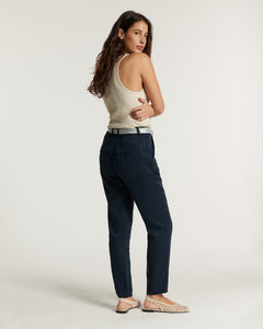 Jean femme marine en tissu tencel fluide, coupe droite ajustée et confortable, idéal pour un style élégant et décontracté adaptable à toutes les morphologies.