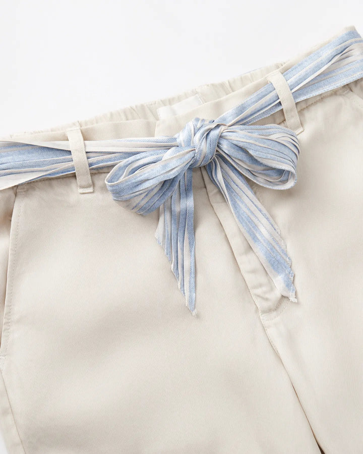 Jean féminin léger en coton beige clair avec ceinture rayée bleu et blanc nouée, coupe droite confortable adaptée à toutes les morphologies.