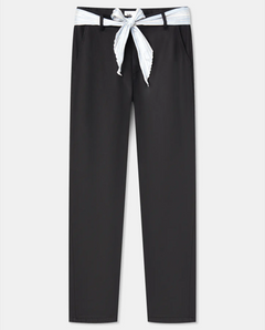 Pantalon noir en tissu Tencel fluide, coupe droite ajustée avec ceinture à nouer rayée blanche, un pantalon élégant et confortable pour femme.