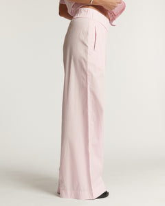 Pantalon large en popeline rose pâle, coupe droite fluide avec taille haute élastiquée, idéal pour un style féminin estival et confortable.