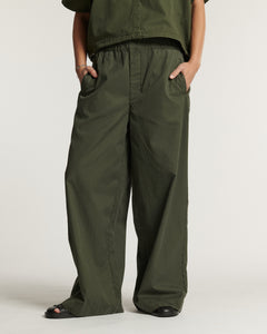 Pantalon femme ample en popeline kaki, matière légère et fluide, coupe large et décontractée avec taille élastique pour un confort optimal.