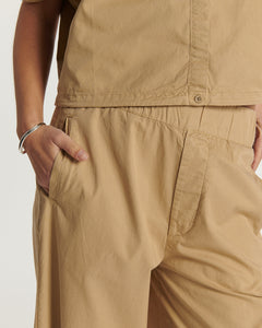Pantalon léger en popeline couleur praline, coupe ample et fluide, idéal pour un style décontracté et confortable en été, adapté à toutes les morphologies.