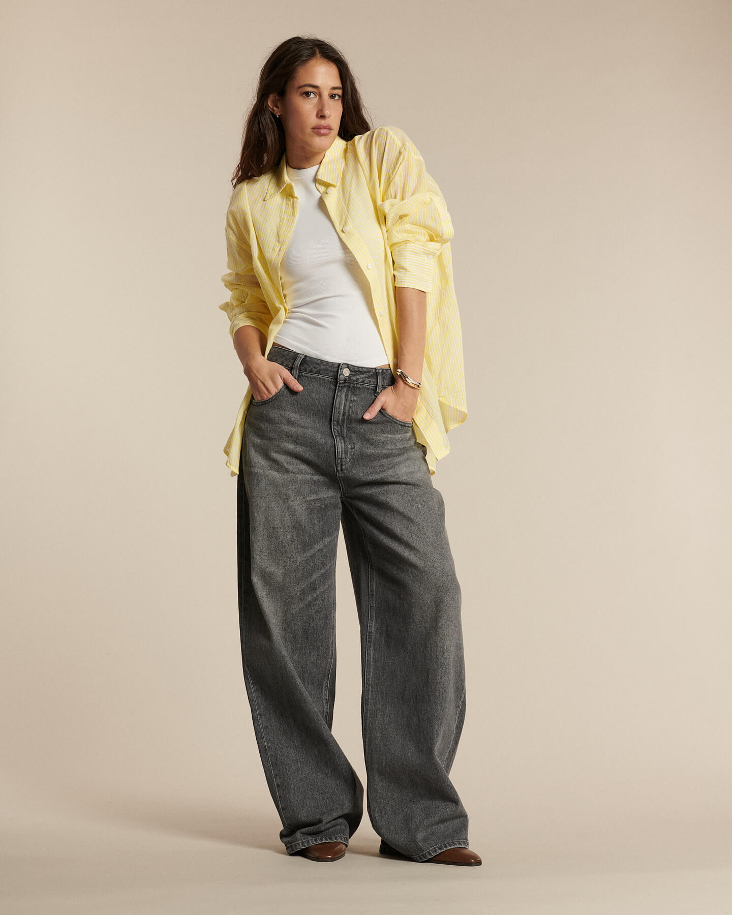 Jean large en denim gris moyen 100 % coton avec une coupe boyfriend décontractée, idéal pour femme, confortable et adapté à toutes les morphologies.