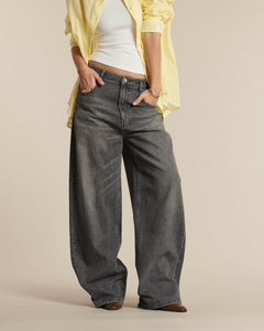 Jean large en denim gris moyen 100% coton avec taille moyenne et coupe ample, conçu pour s’adapter à toutes les morphologies féminines.