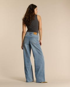Jean en denim bleu clair 100% coton, coupe droite et ample, conçu pour s’adapter à toutes les morphologies féminines avec un style décontracté et confortable.