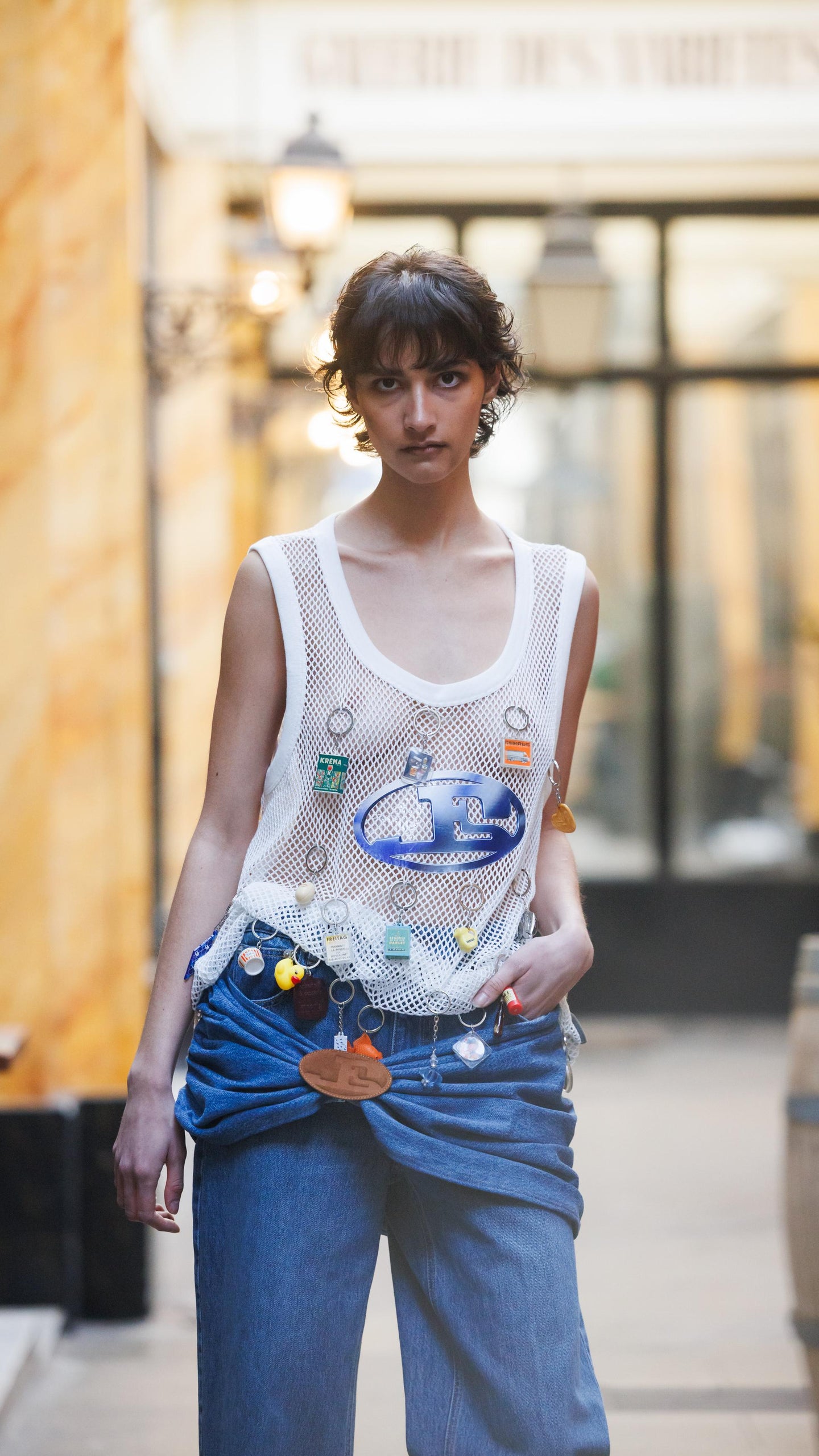 Jean femme en denim bleu moyen, coupe droite légèrement large, matière coton épaisse avec un tombé structuré adapté à toutes morphologies.