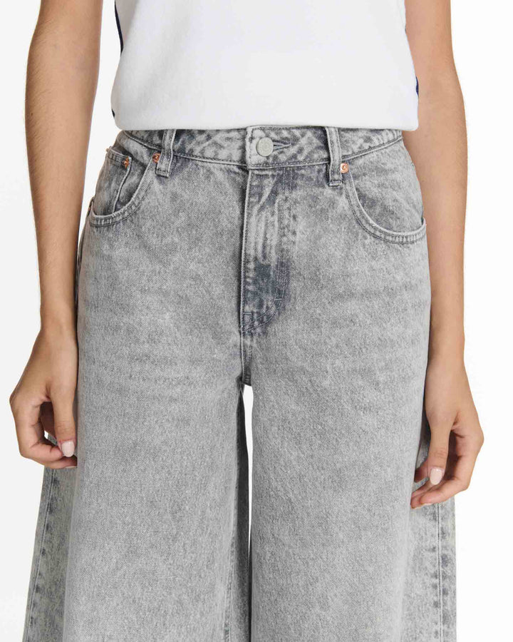 Jean femme en denim léger gris clair avec coupe droite ample et taille haute, matière 100 % coton offrant un confort adapté à toutes les morphologies.