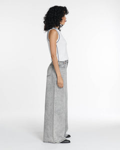 Jean femme en denim gris clair avec coupe large et flare, matière 100 % coton, offrant un tombé fluide et un style décontracté élégant.