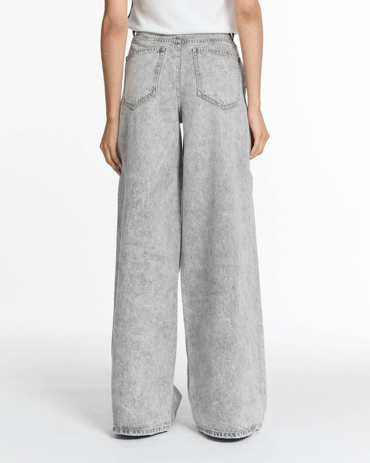 Jean femme en denim léger gris clair, coupe large et droite, tissu en coton confortable adapté à toutes les morphologies pour un style décontracté et moderne.