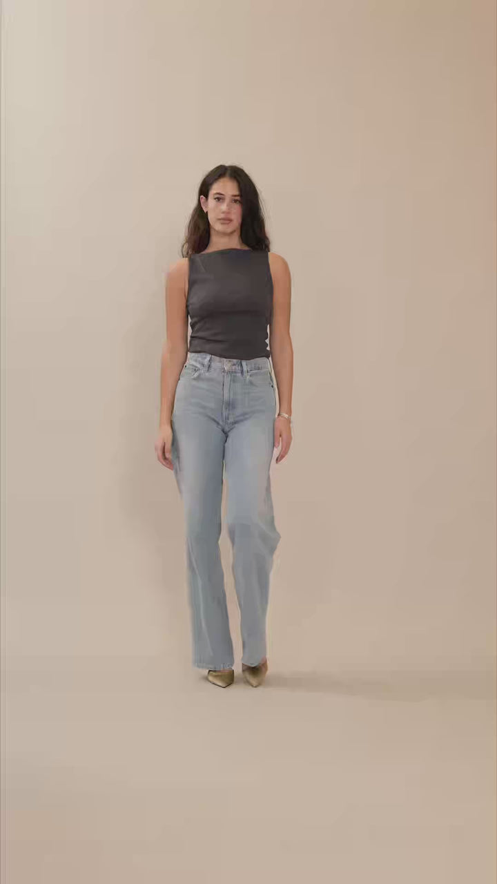 porté par le mannequin de face
